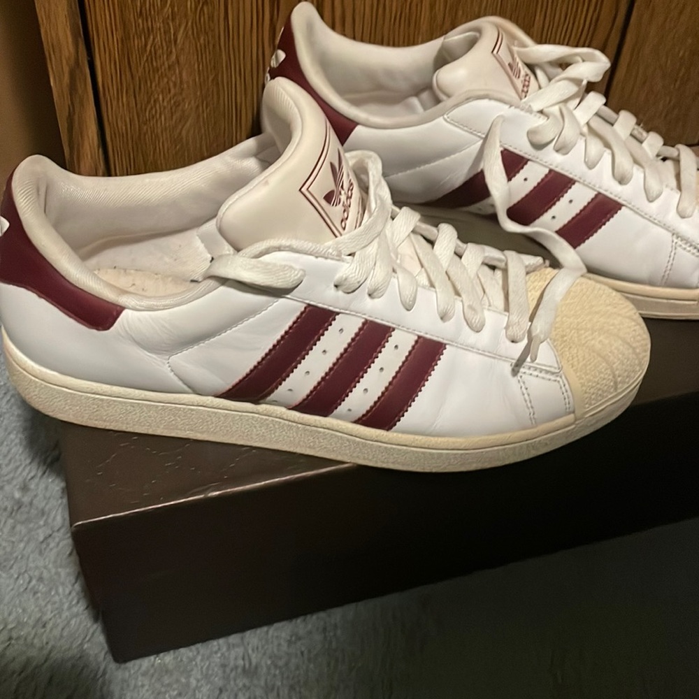 White/Burgundy or Maroon men’s shell toe